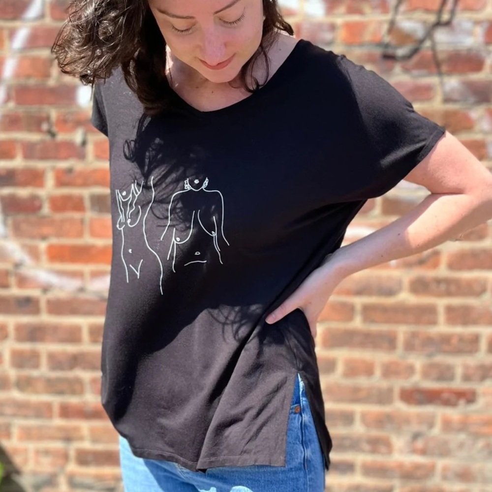 Hanging Out V-Neck Flowy Black Tee - Picture 2 of 3